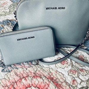 Like New Michael Kors Crossbody and Zippy Wallet